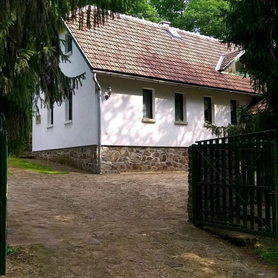 Vendégháza, Arka